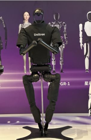 人形机器人成WAIC2024风景线特斯拉、宇树、乐聚都来了(图4)