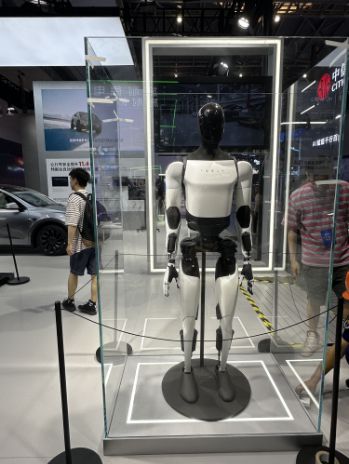 人形机器人成WAIC2024风景线特斯拉、宇树、乐聚都来了(图3)