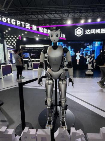 人形机器人成WAIC2024风景线特斯拉、宇树、乐聚都来了(图2)