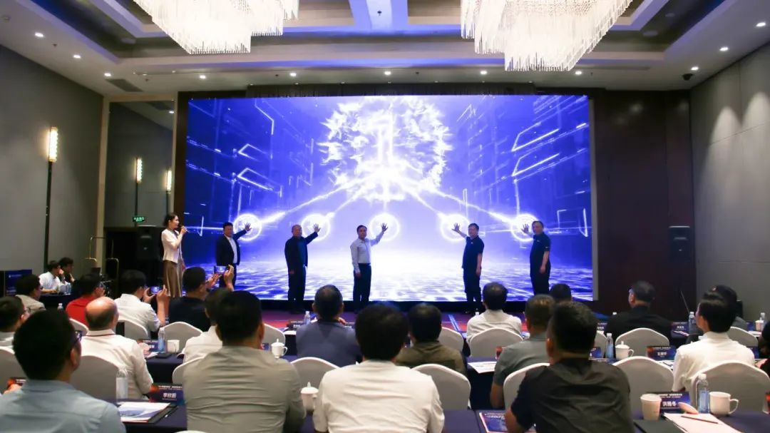 向“新”聚力变革跃升！“AI+装备制造业”高质量发展大会暨2024恒远科技“产线大脑”平台上线启动仪式成功举办(图3)