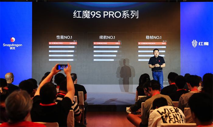 红魔电竞盛宴燃爆2024ChinaJoy：全系列装备震撼登场体验区人气爆棚(图4)
