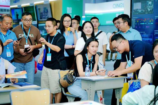 九游娱乐文化：独家冠名奥威亚惊艳亮相四川教博会AI闪耀蓉城(图3)