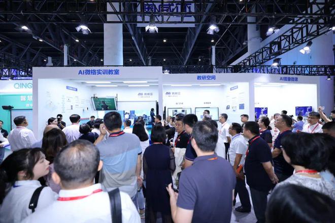 九游娱乐文化：独家冠名奥威亚惊艳亮相四川教博会AI闪耀蓉城(图5)