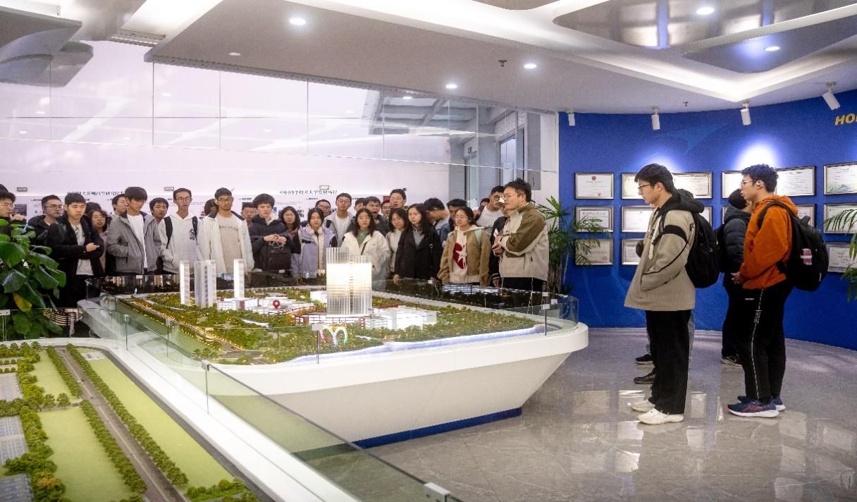 九游娱乐文化：人工智能与数据科学学院2024级人工智能科技英才班赴苏州实践学习(图2)