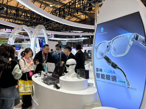 九游娱乐：雷神科技首次亮相2025上海眼镜展携手汇鼎眼视光集团开启智能新篇(图1)