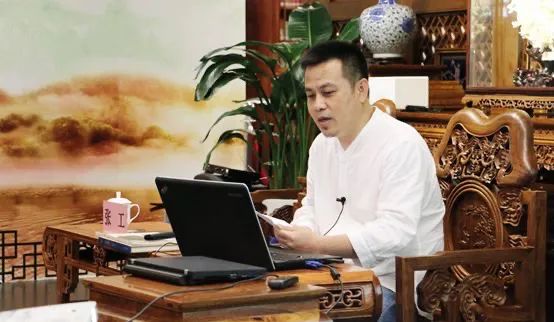 九游娱乐：草木有情——叶丽美中国工笔画作品展座谈会张工：她汲取千年传统养分和现代构成理念建构起一种独具标识的美学风貌(图2)