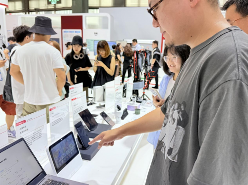 九游娱乐：探索AI赋能民生美好新场景天翼AI中屏亮相2025世界人工智能大会(图2)