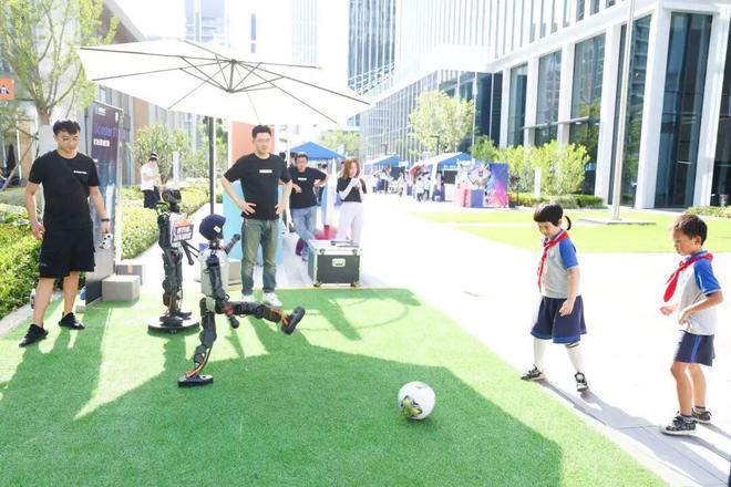 能感知情绪的“毛绒玩偶”、具身智能机器人……这里零距离体验最新AI应用(图5)