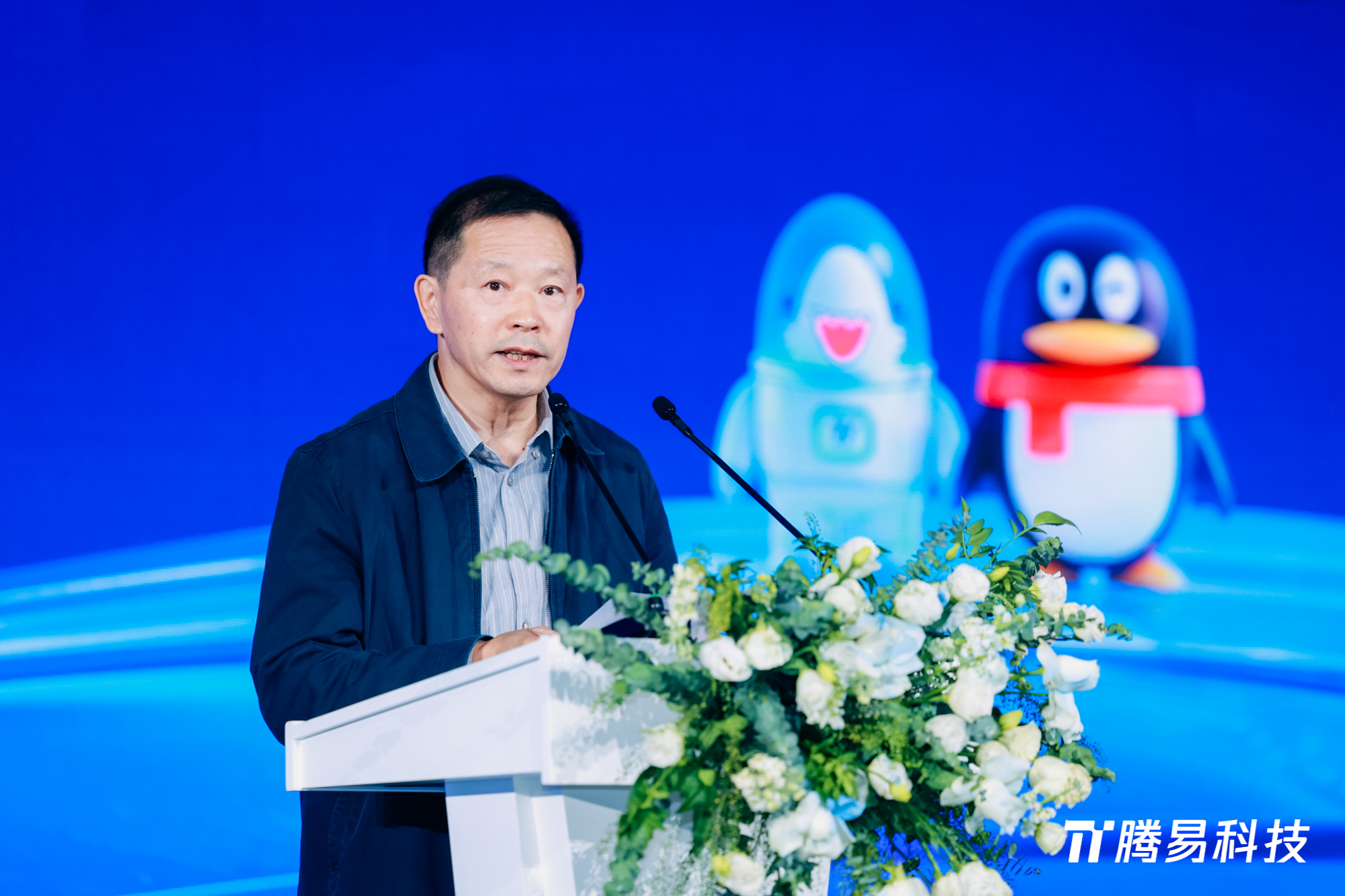 九游娱乐文化：“腾易新风融智共赢”2025中国汽车经销商高峰论坛共绘行业新蓝图(图2)